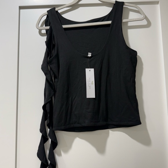 Elegant Black Sleeveless Top - Picture 2 of 4